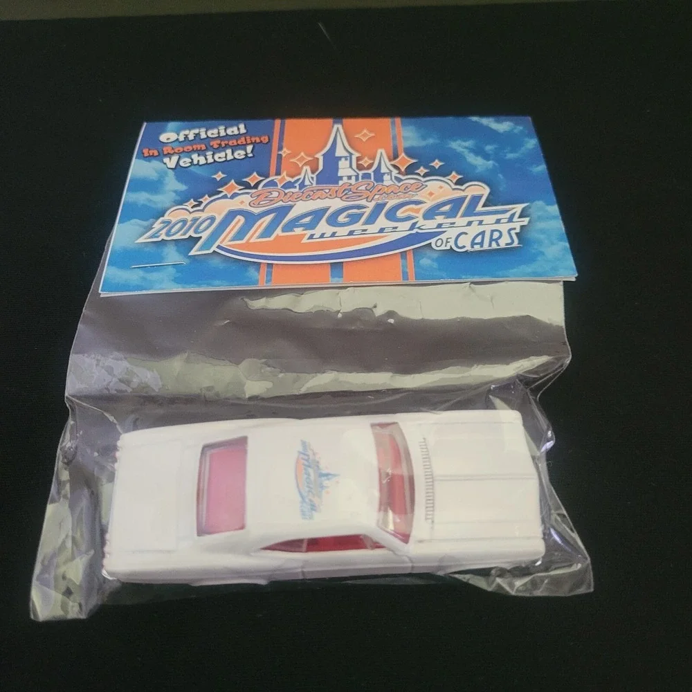 HOT WHEELS Official in Room Trading Vehicle 2010 Diecast Space Magical Weekend